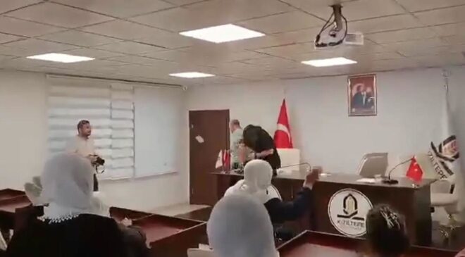 Müstehcen görüntülerini ortaya çıkmasının ardından DEM Parti’den istifa eden Kızıltepe Belediye Başkanı İpek’e yumurtalı protesto