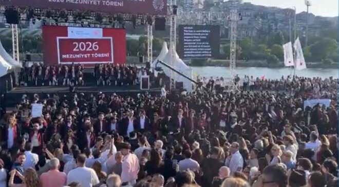 Bilgi Üniversitesi’nin mezuniyet töreninde rektör protesto edildi