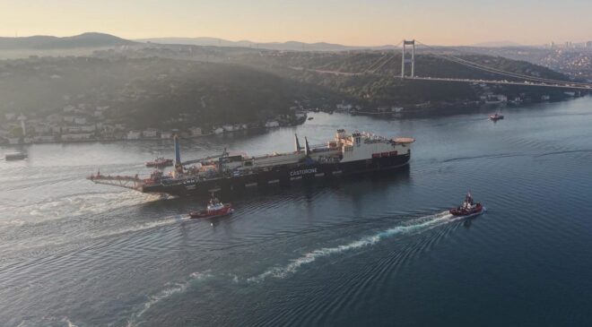 325 metrelik dev boru döşeme gemisi İstanbul Boğazı’ndan geçiş yaptı