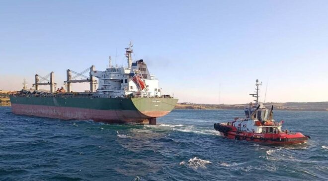 Çanakkale Boğazı’nda dev gemi karaya oturdu, trafik çift yönlü durduruldu