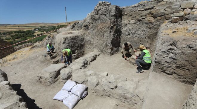 Elazığ’da arkeolojik kazılarda 5 bin yıllık tapınak alanı, sunaklar ve kutsal ocaklar bulundu