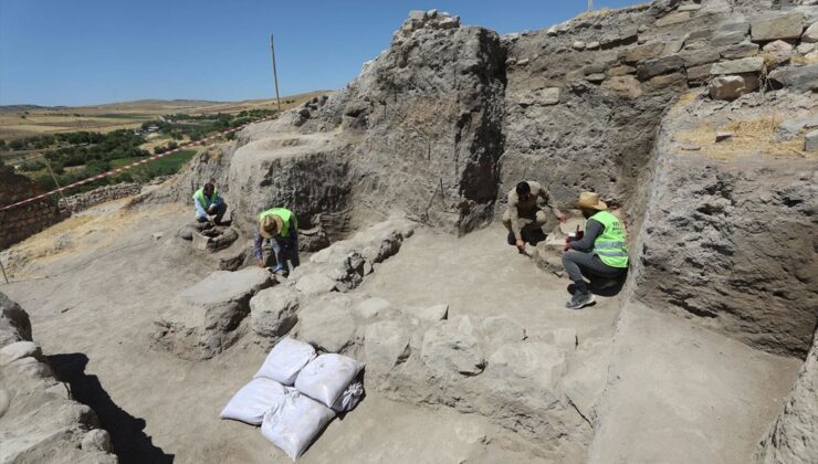 Elazığ’da arkeolojik kazılarda 5 bin yıllık tapınak alanı, sunaklar ve kutsal ocaklar bulundu
