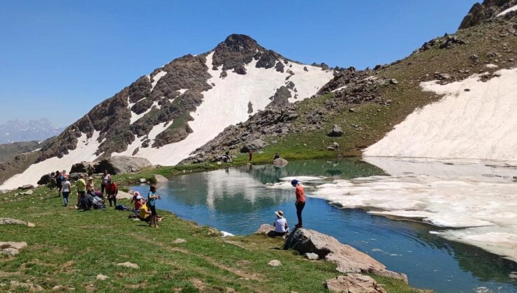 Temmuz ayında bir grup doğasever, buzla kaplı göle girdi