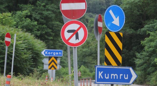 Kavşaktaki 29 tabela sürücülerin kafasını karıştırıyor