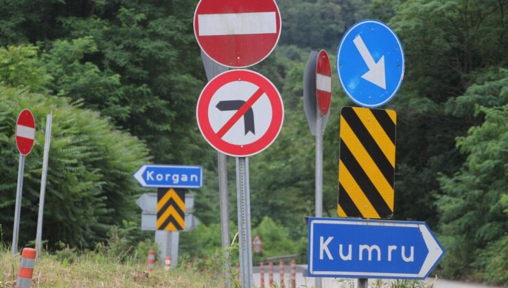 Kavşaktaki 29 tabela sürücülerin kafasını karıştırıyor