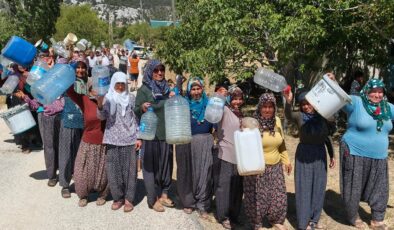 Susuzluktan kırılan Mersin’in Silifke ilçesinde vatandaşlar ellerinde bidonlarla eylem yaptı