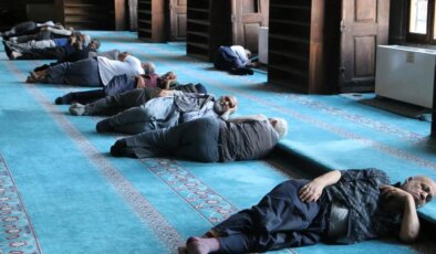 Diyarbakır’da turistler sıcak havadan korunmak için camilere sığındı
