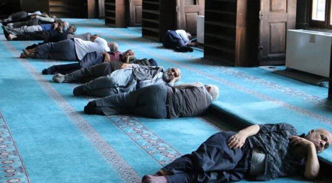Diyarbakır’da turistler sıcak havadan korunmak için camilere sığındı
