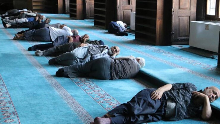 Diyarbakır’da turistler sıcak havadan korunmak için camilere sığındı