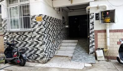 2 çocuğunun annesini çekiçle dövüp, bıçakla boğazını kesti
