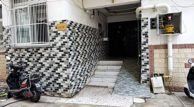 2 çocuğunun annesini çekiçle dövüp, bıçakla boğazını kesti