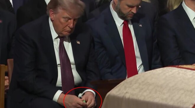 Cenaze törenine damga vuran görüntü: Trump’a dikkat