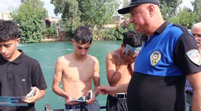 Tehlikeye aldırmadan kanalda serinleyen çocukları polis çıkardı, ailelerine ceza yazdı