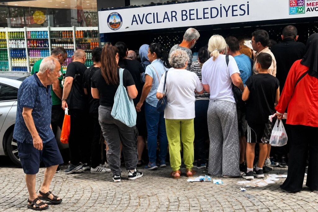 Avcılar'da çöpe atılan telefon kılıfları kuyruk oluşturdu