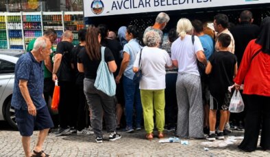 Çöp konteyneri başında mahşeri kalabalık: Cep telefonu kılıflarını gören sıraya girdi