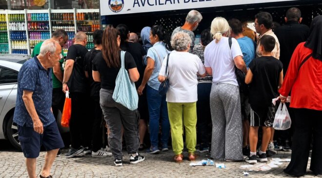 Çöp konteyneri başında mahşeri kalabalık: Cep telefonu kılıflarını gören sıraya girdi