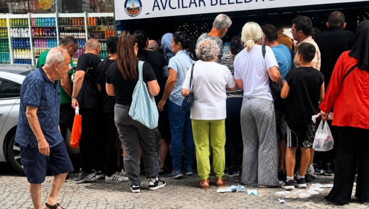Çöp konteyneri başında mahşeri kalabalık: Cep telefonu kılıflarını gören sıraya girdi