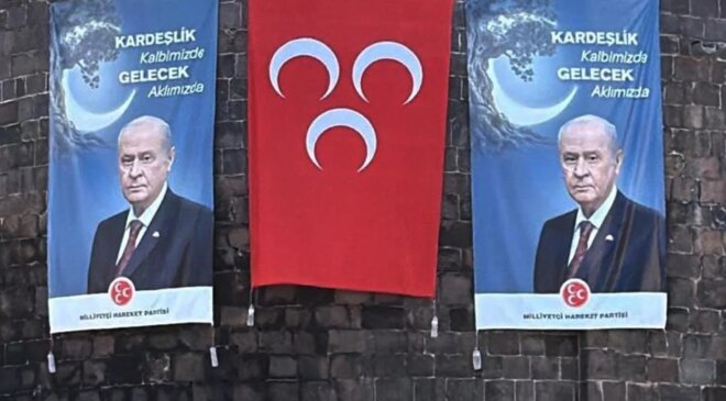 DEM Parti’nin kalesine MHP ve Bahçeli’nin pankartları asıldı