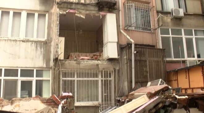 Şişli’de binanın duvarı çökünce mahalleli deprem oldu zannetti