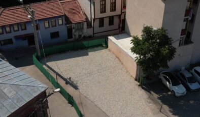 Tarihi mezarların üzerini taşlarla örtüp otoparka çevirdiler