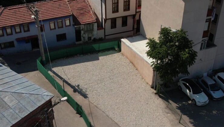 Tarihi mezarların üzerini taşlarla örtüp otoparka çevirdiler