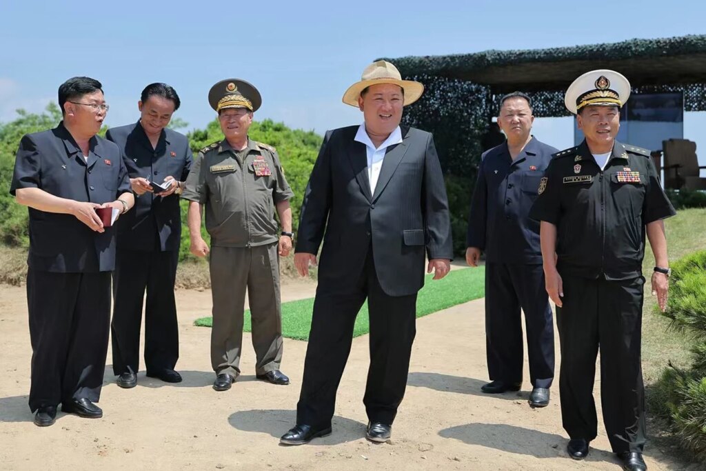 Kuzey Kore Lideri Kim Jong-un Seyir Füzesi ve Silah Testlerini İzledi
