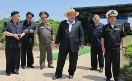Kim, 5 bin tonluk destroyerdeki silahların testini izledi