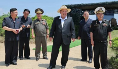Kim, 5 bin tonluk destroyerdeki silahların testini izledi