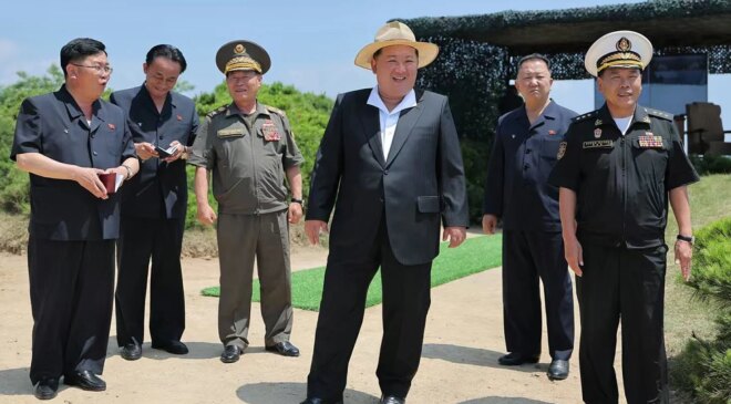 Kim, 5 bin tonluk destroyerdeki silahların testini izledi