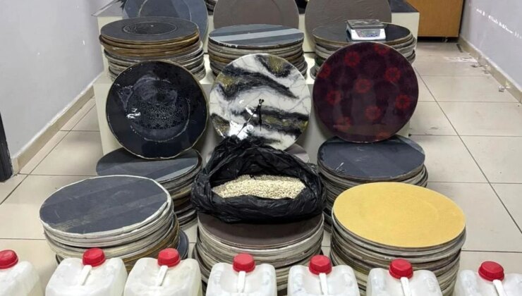 Duvar saatlerinden 48 kilo uyuşturucu ve tarihi eser çıktı