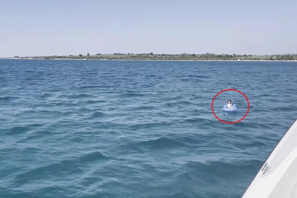 Didim'de deniz yatağında sürüklenen çocuk Sahil Güvenlik tarafından kurtarıldı