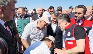 Bakan Yumaklı’dan elini öpmek isteyen çocuğa esprili cevap
