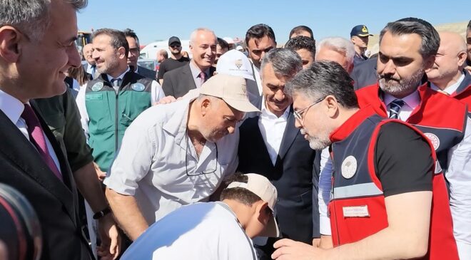 Bakan Yumaklı’dan elini öpmek isteyen çocuğa esprili cevap