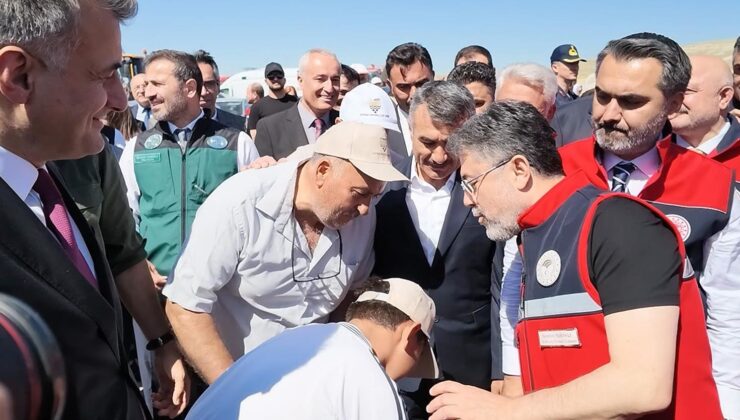 Bakan Yumaklı’dan elini öpmek isteyen çocuğa esprili cevap
