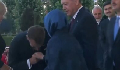 Fransa Cumhurbaşkanı Macron, Emine Erdoğan’ın elini öpmeye çalıştı