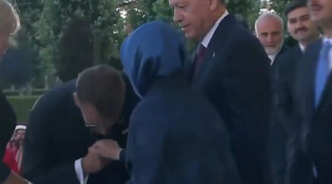 Fransa Cumhurbaşkanı Macron, Emine Erdoğan’ın elini öpmeye çalıştı