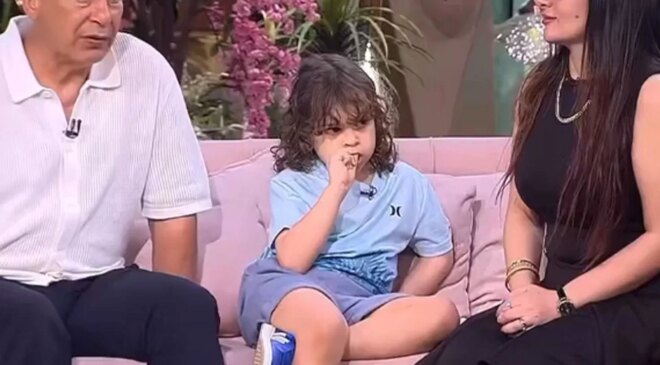 Eşinin kadın sunucuyla göz göze gelmemesi için yaptığı şeye bakın