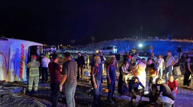 Şehirlerarası yolcu otobüsü şarampole devrildi, 10 kişi yaralandı