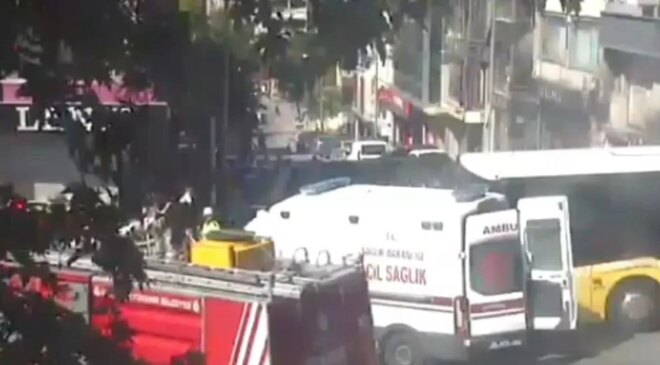 Fatih’te İETT otobüsü ile ambulans çarpıştı: 5 yaralı