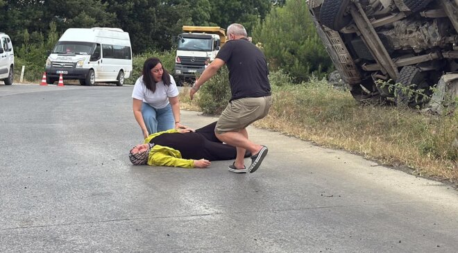 Freni boşalıp devrilen kamyonun şoförü öldü; yakınları feryat etti