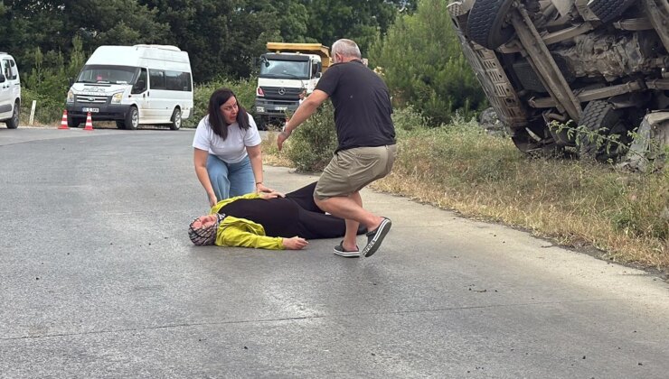 Freni boşalıp devrilen kamyonun şoförü öldü; yakınları feryat etti