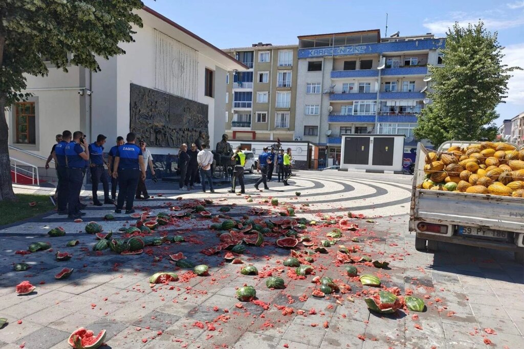 Tekirdağ'da Zabıtaya Tepki Gösteren Seyyar Satıcı Karpuzları Parçaladı
