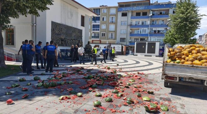 Tekirdağ’da zabıtaya kızan seyyar satıcı, karpuzları belediye önünde parçaladı