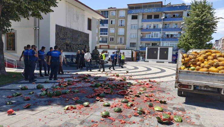 Tekirdağ’da zabıtaya kızan seyyar satıcı, karpuzları belediye önünde parçaladı