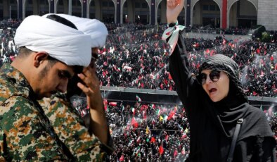 İran’ın eski lideri Hamaney’e veda! İşte on binlerce kişinin katıldığı törenden görüntüler