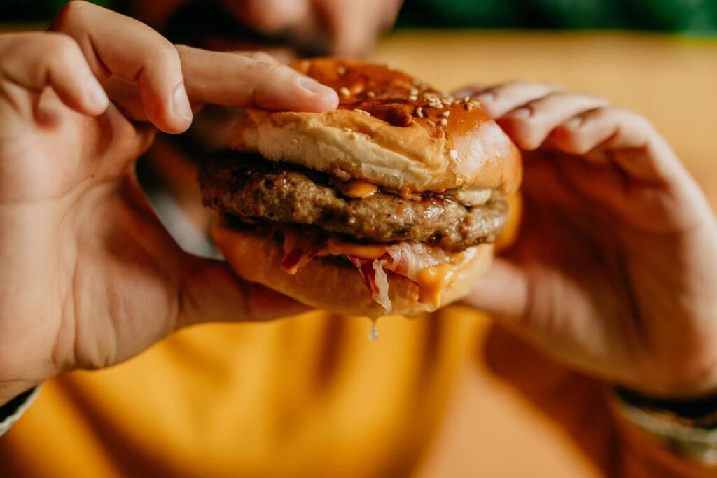 Hamburgerdeki metal tel bağırsak delinmesine neden oldu