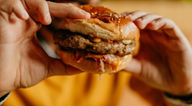Hamburger yerken fark etmedi! Hayatı kabusa döndü
