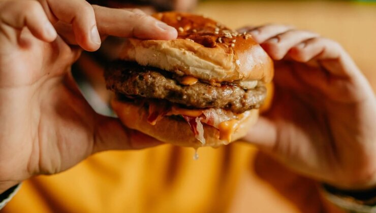 Hamburger yerken fark etmedi! Hayatı kabusa döndü