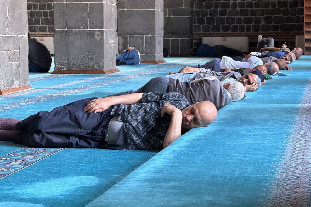 Diyarbakır'da sıcaktan bunalanlar camilerde serinliyor