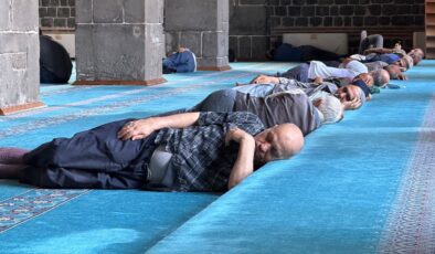 Diyarbakır’da 40 derece sıcaktan bunalanlar camilerde uyudu